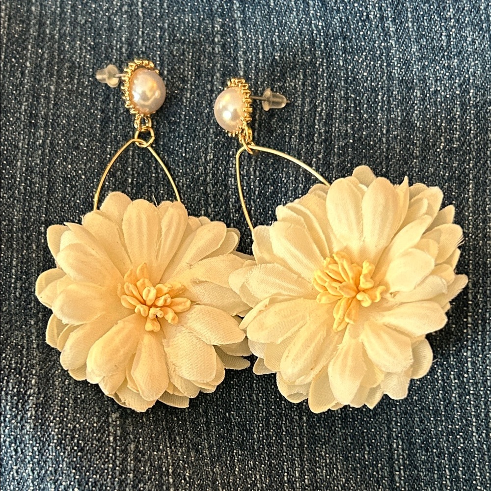 Elegant Floral Cream Earrings